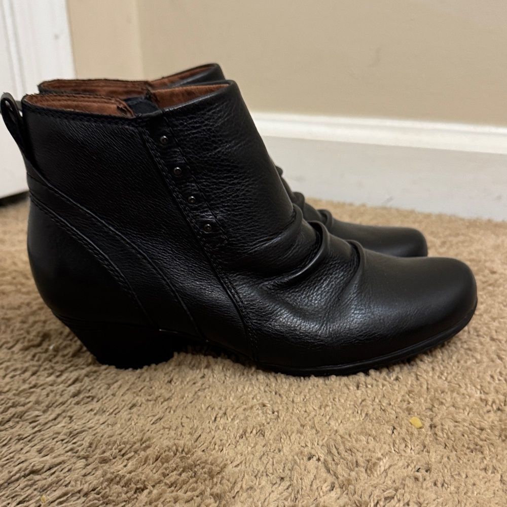 Cobb Hill Laurel Riveted Black Ankle Boots size 7 Lagenlook Artsy Comfort Casual